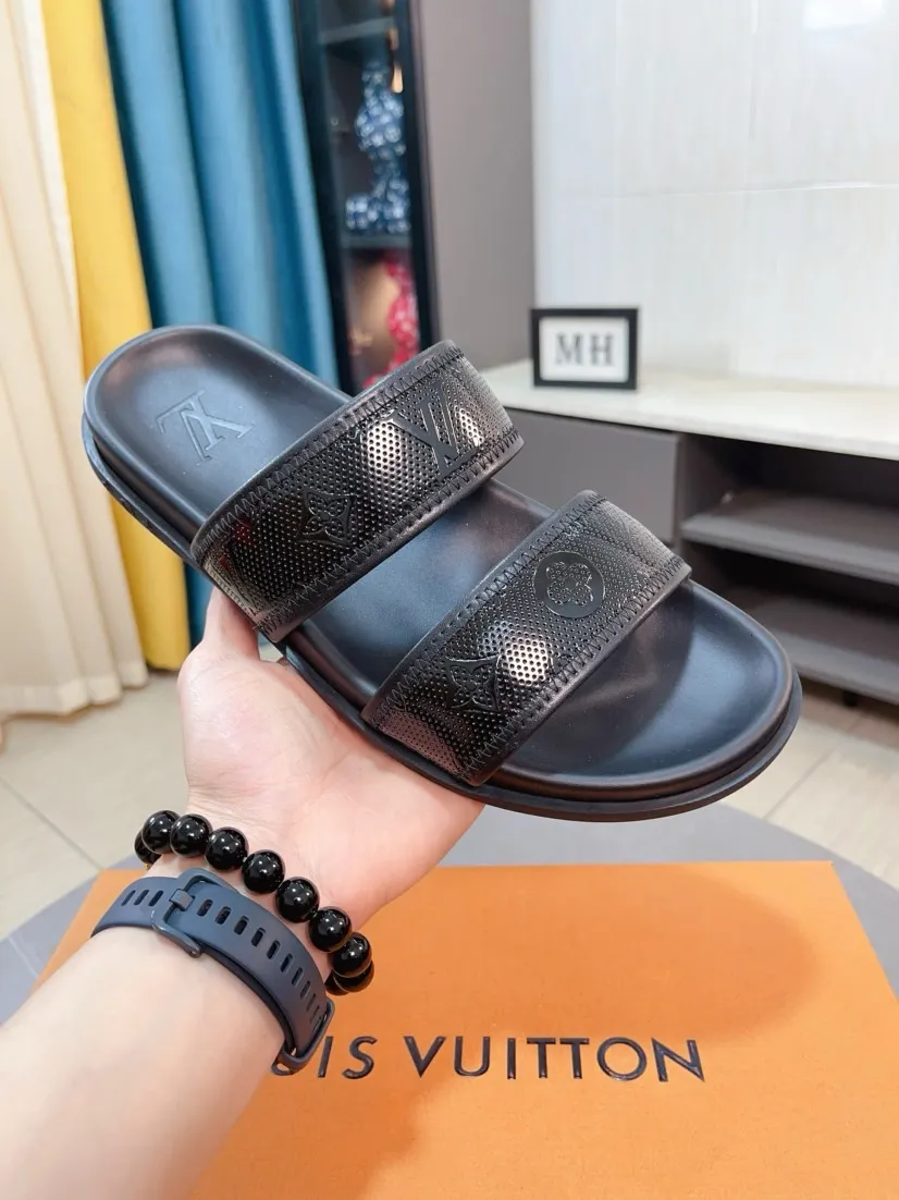 Ex-factory price 320🌹🌹 (lv-Louis Vuitton) new men's sandals, high-end boutique, exquisite embossed logo decoration on the upper, fine workmanship, super soft soles, casual, loose and comfortable, a must-have in summer! \nsize：38-44